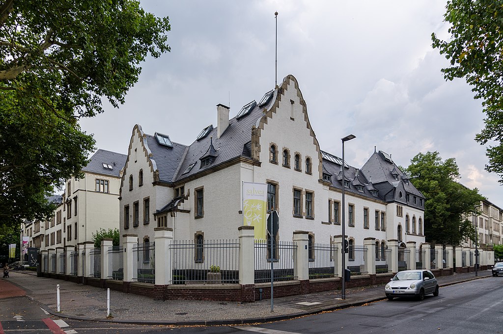 1024px-Krefeld,_Husarenkaserne,_2018-07_CN-03